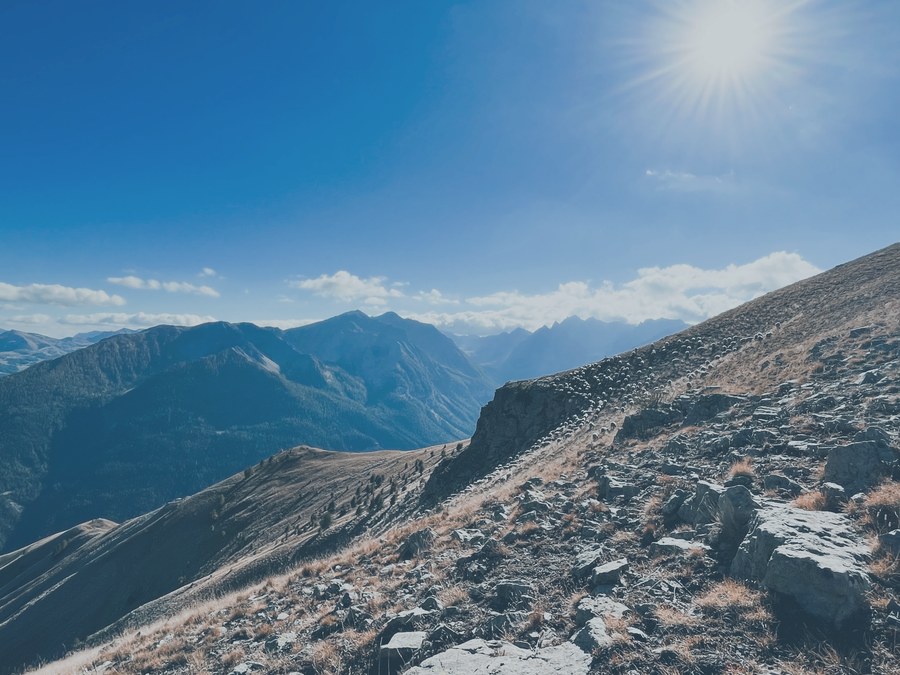 Crête de montagne ensoleillée