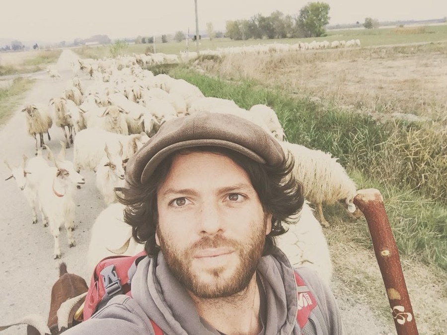 Joseph Boussion en selfie avec le troupeau sur un chemin